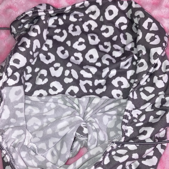 NWOT Snow Leopard Crop - Picture 4 of 4